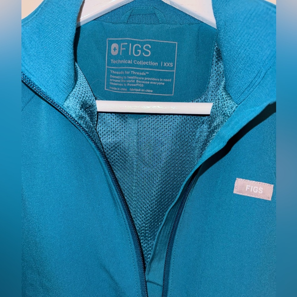 Figs Sydney Performance Scrub Jacket in Pacific Blue - Picture 4 of 6